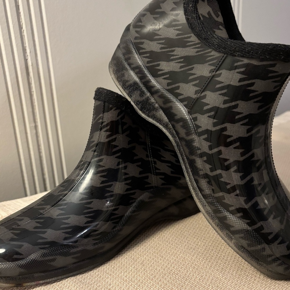Capelli Ankle Boots, Women’s Rubber Rain Boots, size 10, Black Houndstooth, EUC